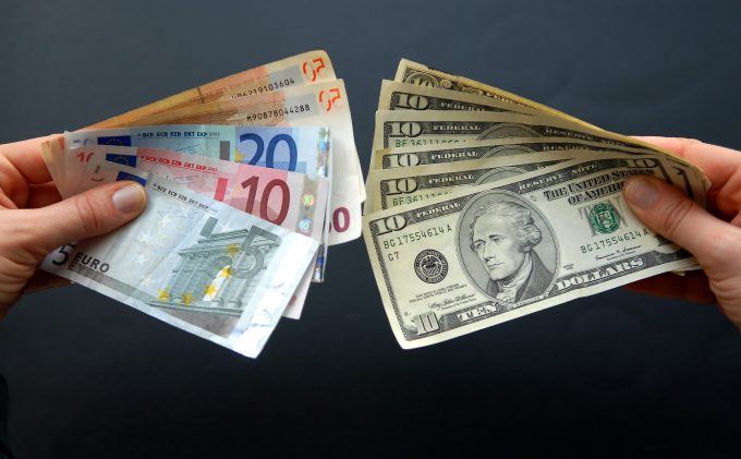 Así se encuentran hoy el dólar, el euro y los combustibles en RD