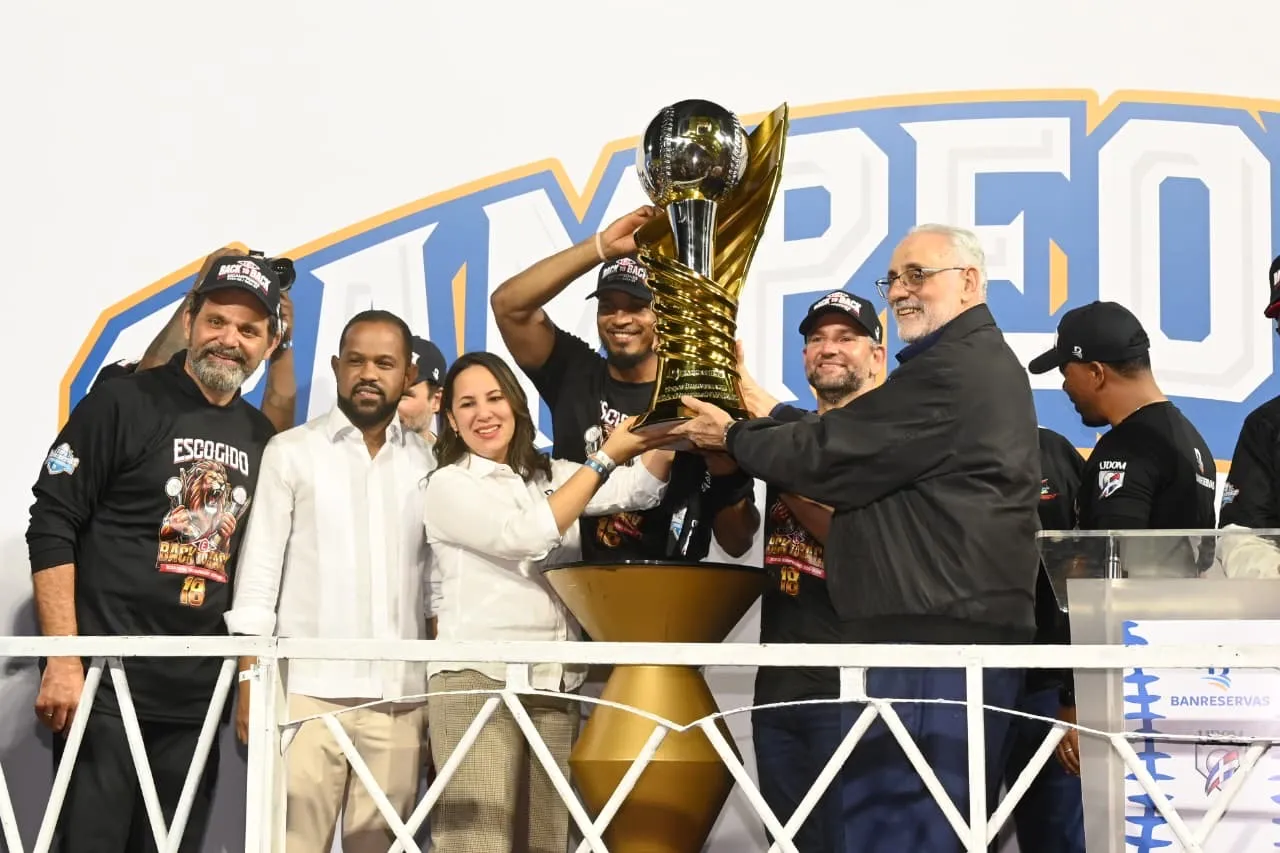 Banreservas entrega trofeo de campeón a los Leones del Escogido