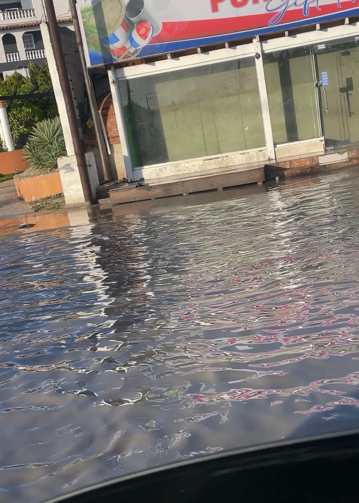 Calles de Bávaro amanecen con acumulación de agua tras lluvias de madrugada
