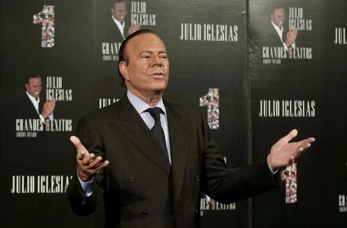 Julio Iglesias estalla y publica mensajes que le enviaban sus presuntas víctimas de acoso