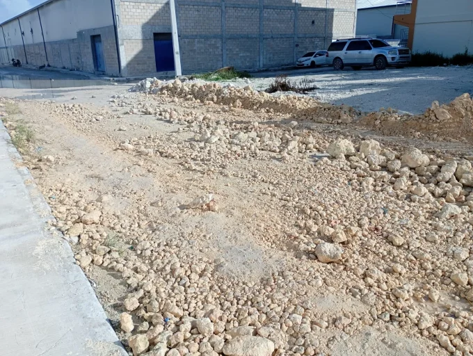 Calle intransitable detrás de Cana Town desespera a residentes