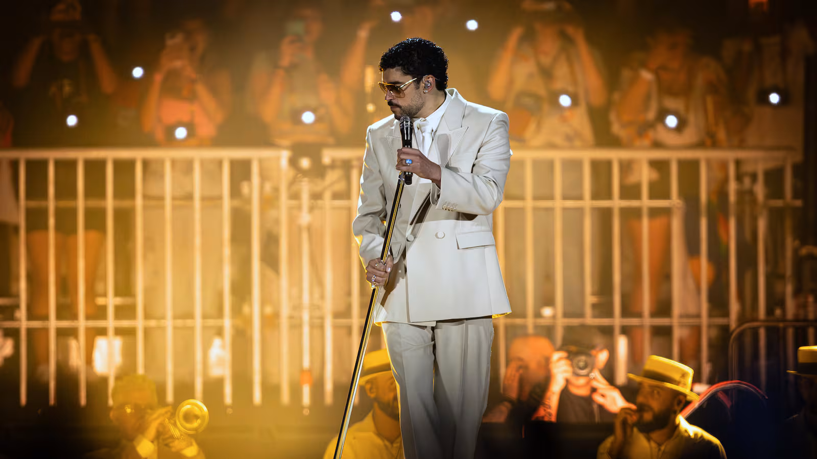 Bad Bunny rinde homenaje a Willie Colón durante concierto en Brasil