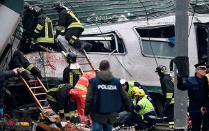 Dos muertos y decenas de heridos en el descarrilamiento de un tranvía en el centro de Milán