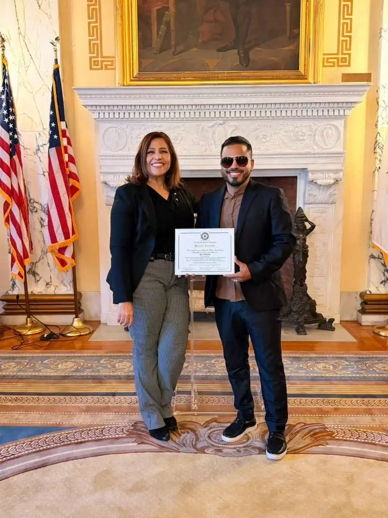 Axel Thomas es reconocido en la Casa Estatal de Rhode Island por su impacto cultural y liderazgo artístico