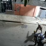 Tres mujeres riegan basura en plena calle y huyen a medianoche en Monte Plata