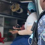 Otro bombero recibe asistencia médica durante labores para sofocar incendio en almacén de Tiendas Garrido