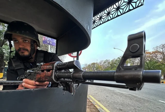 Pakistán bombardea Kabul, la capital afgana, tras combates en la frontera