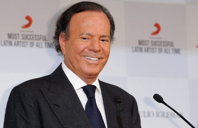 Julio Iglesias presenta demanda de conciliación contra Yolanda Díaz por presuntas declaraciones injuriosas