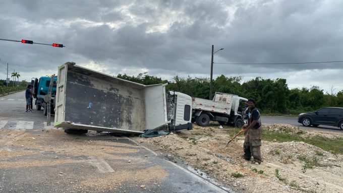 Rescatan persona atrapada por choque de camiones en Circunvalación Verón