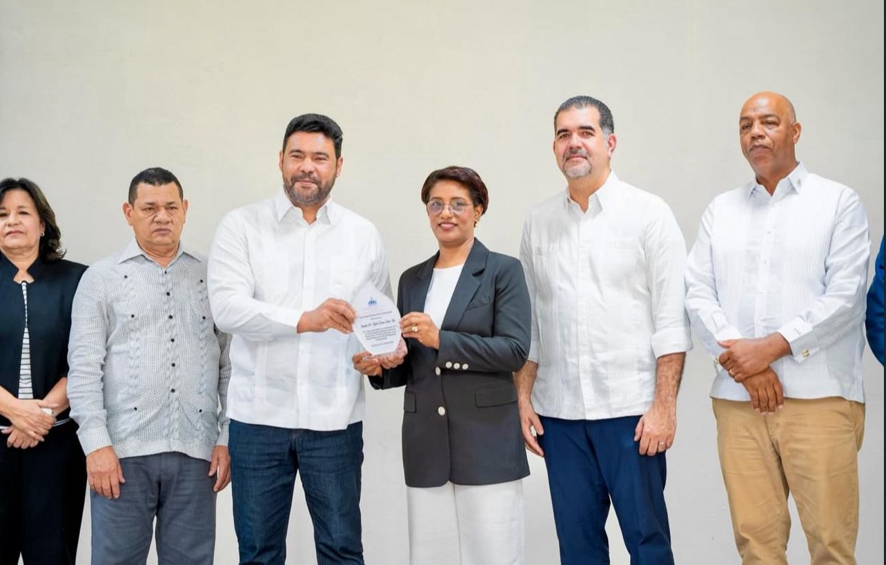 Hacienda y Economía reconoce al Senador Rafael Duluc por impulsar ley de planificación regional