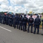 Supuestos propietarios de terrenos en Cabo Engaño realizan protestas en la Rotonda de Punta Cana