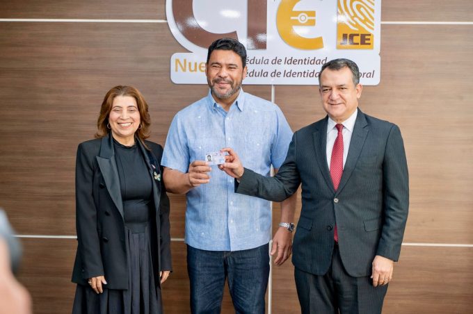 Senador de La Altagracia presenta su nueva cédula