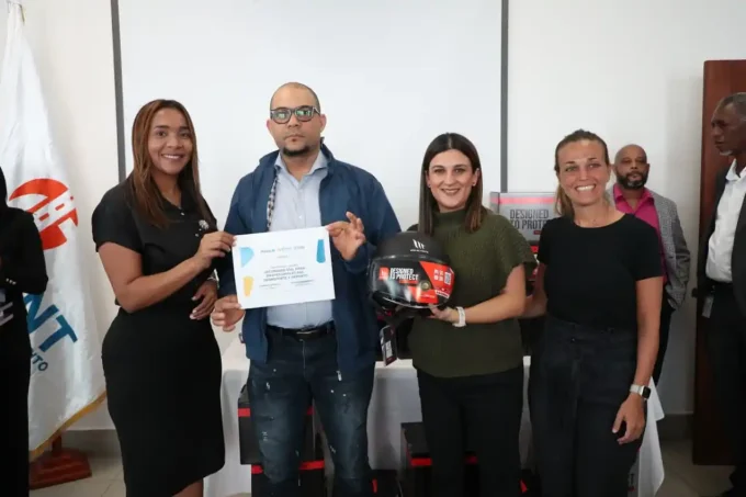 Uber, INTRANT, y Nippy fortalecen la seguridad vial con herramientas clave para los socios de la app en República Dominicana