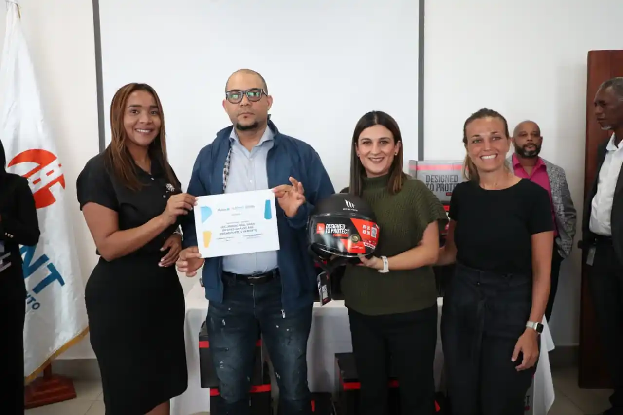 Uber, INTRANT, y Nippy fortalecen la seguridad vial con herramientas clave para los socios de la app en República Dominicana