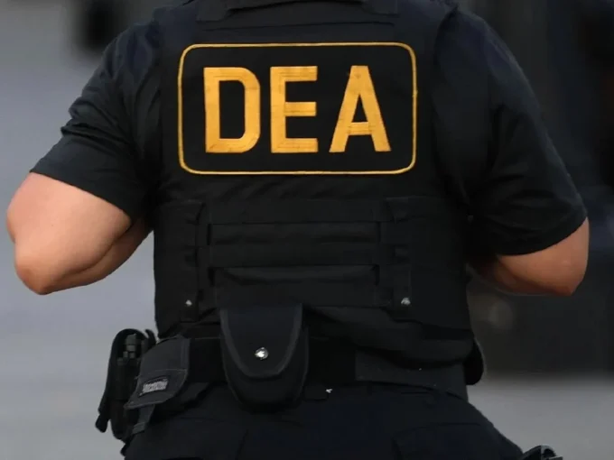 Gobierno dominicano condecoró a supervisor de la DEA implicado en caso de presunto fraude de visas