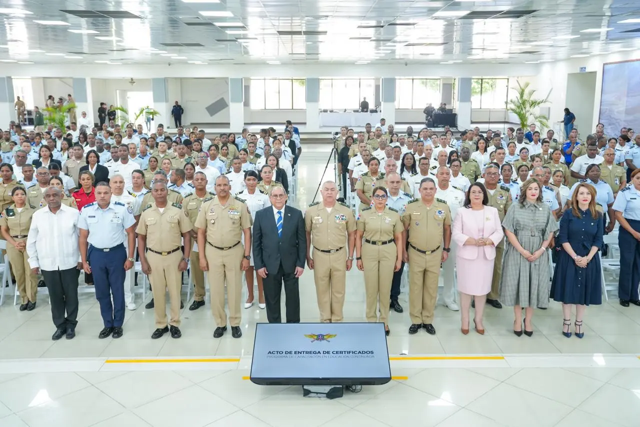 UNADE distingue a Maira Morla Pineda y a Rafael Santos Badía por su apoyo a la capacitación del personal de las Fuerzas Armadas