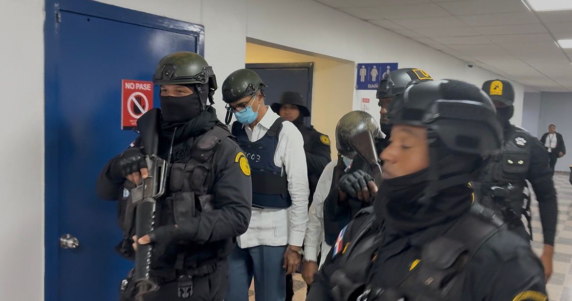 Cabizbajo, Santiago Hazim es llevado al baño a pocos minutos de iniciada la audiencia