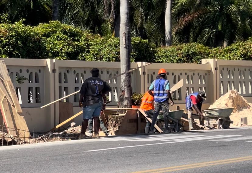 Aún continúan trabajos en aceras y contenes de Basílica Higüey