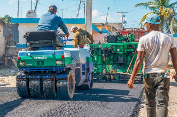 Trabajos de asfaltado avanzan en comunidad Villa Esperanza