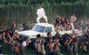 Bad Bunny arranca con "Tití me preguntó" su actuación del descanso del Super Bowl