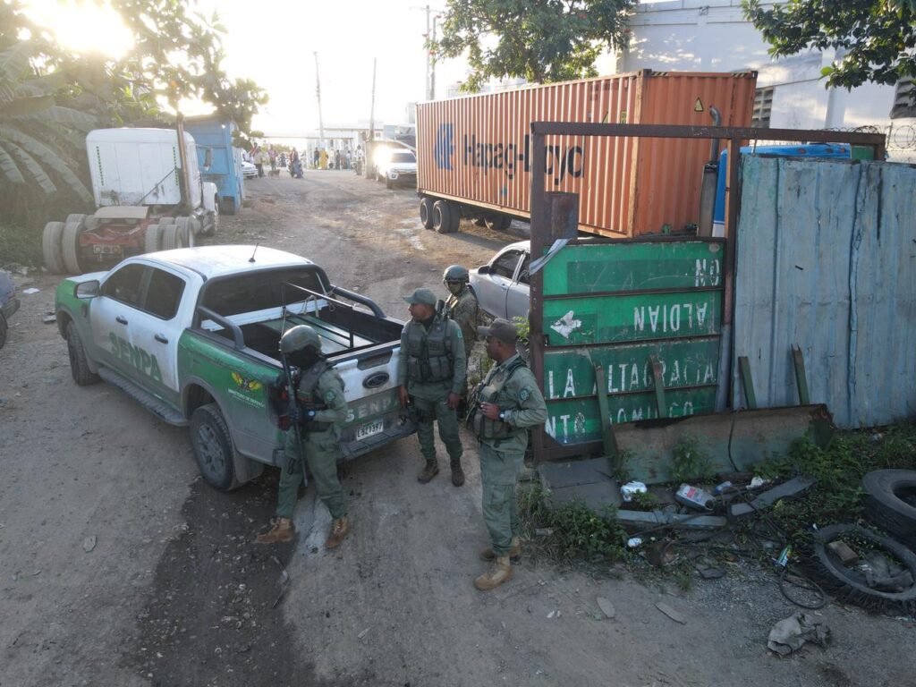 Autoridades desmantelan depósito clandestino de residuos y paralizan empresas vinculadas - Noticias de hoy en República Dominicana | De Último Minuto