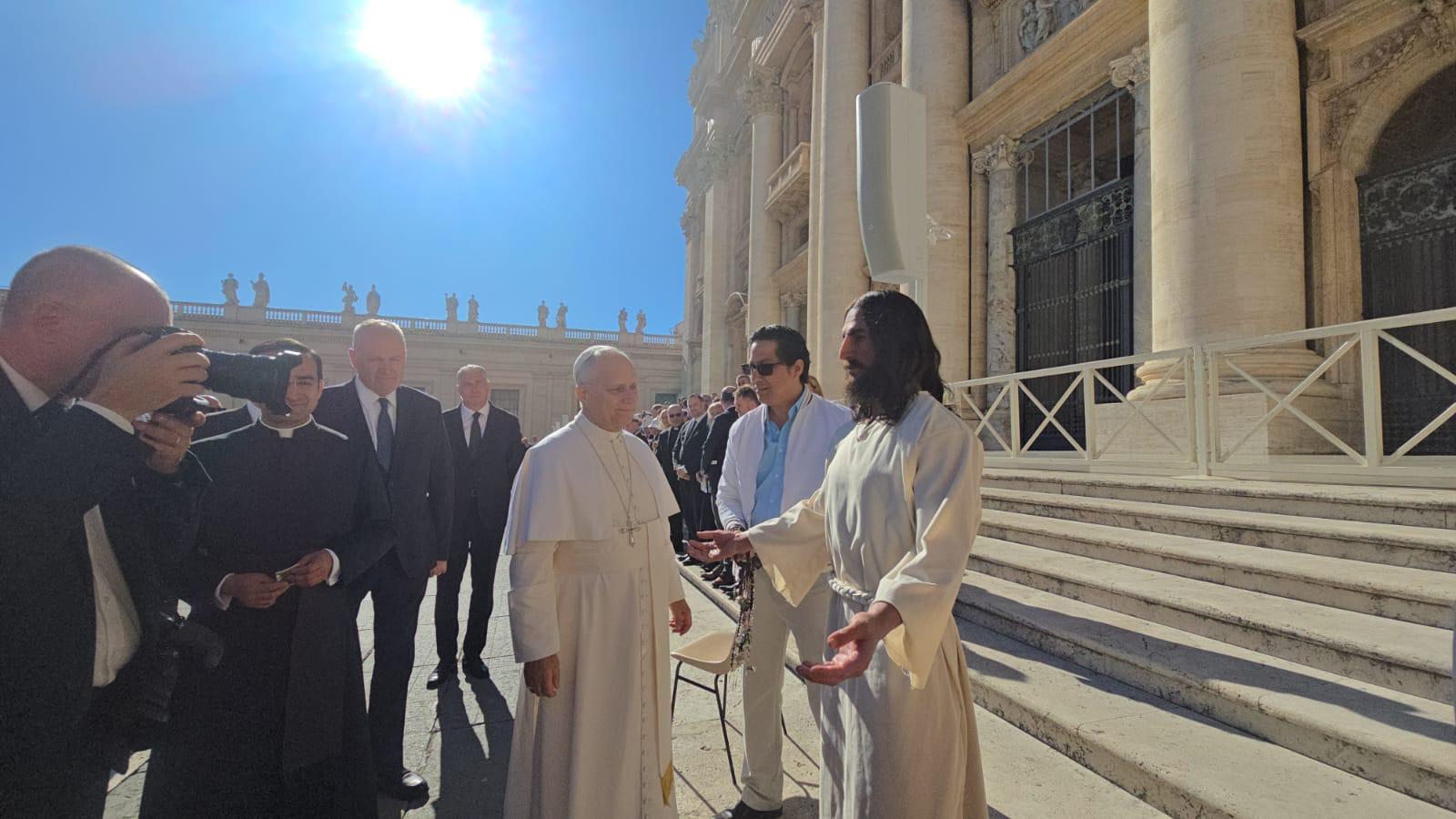 Walt Wizard instala su hiperrealismo en nuevos escenarios y reaviva el diálogo sobre la escultura contemporánea