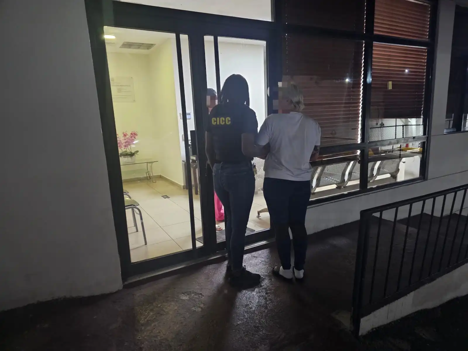 Detienen en el AILA a mujer vinculada al decomiso de 14 paquetes de cocaína