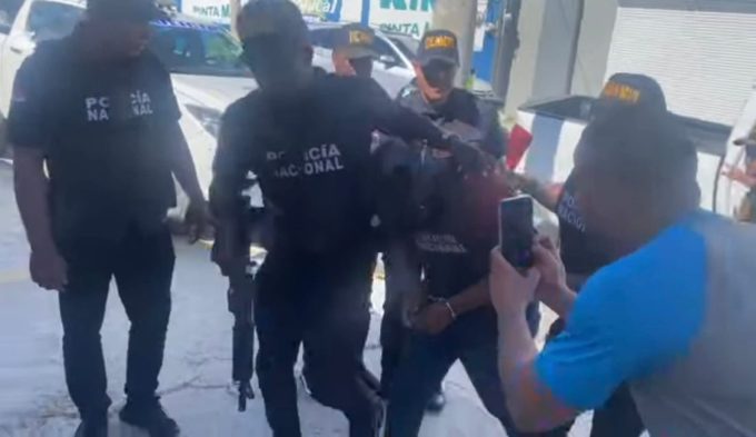 Apresan en Boca Chica a empleado municipal acusado de abusar de menores tras denuncia de Hansel García