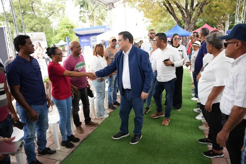 Ministro de Industria y Comercio respalda a mipymes en la Feria del Tomate en Azua