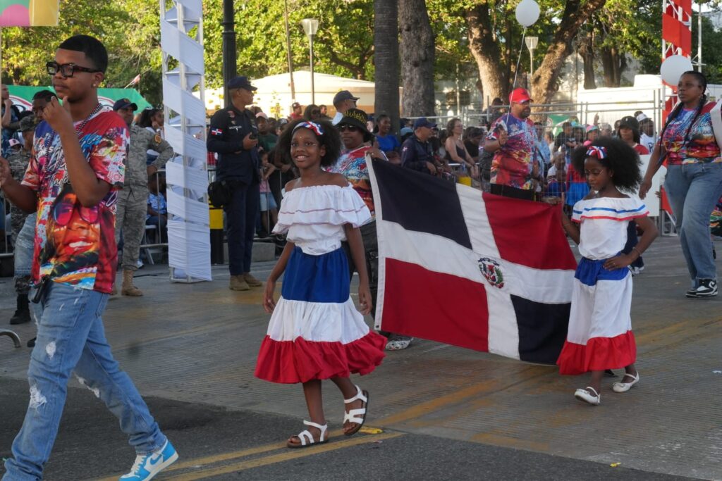Niños, Diablos Cojuelos, Santeria y Roba la Gallina protagonizan el Desfile de Carnaval del DN 2026 - Noticias de hoy en República Dominicana | De Último Minuto