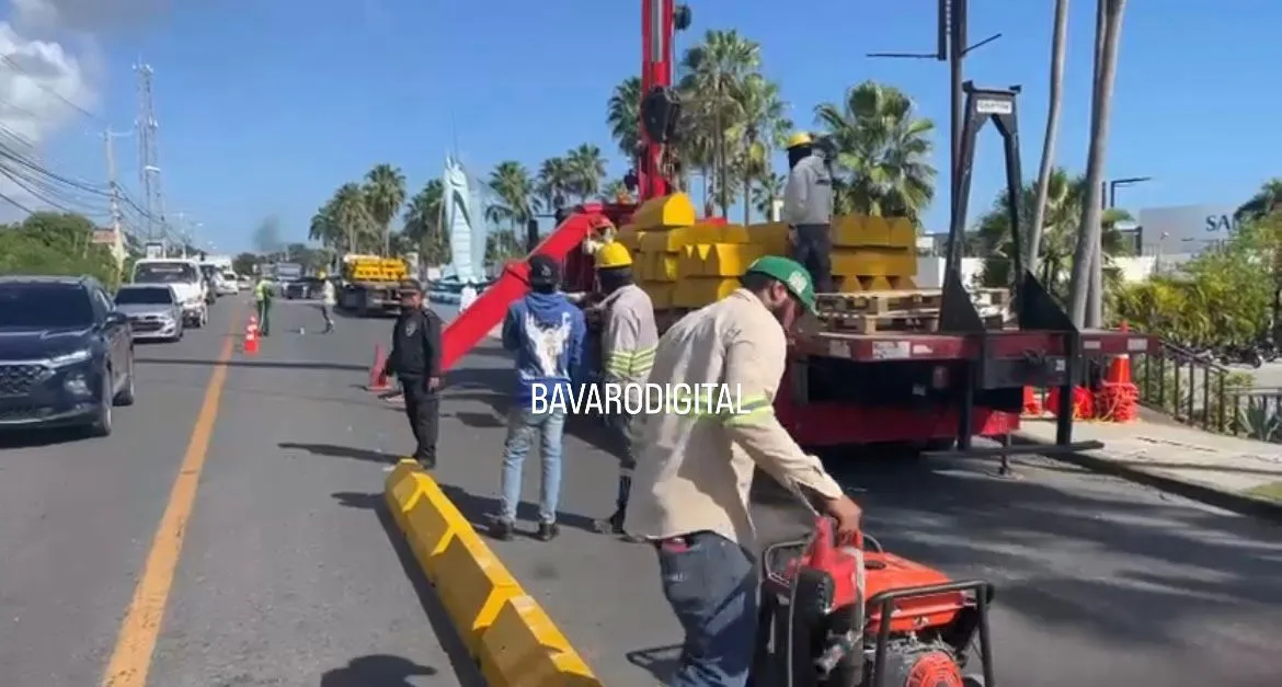 Instalan muros Jersey en la avenida Barceló de Bávaro para reorganizar el tránsito