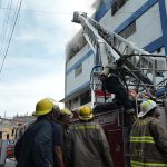 Bomberos han sofocado un 50 % de las llamas en almacén de Tiendas Garrido