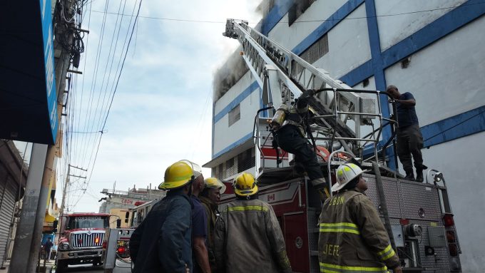 Bomberos han sofocado un 50 % de las llamas en almacén de Tiendas Garrido