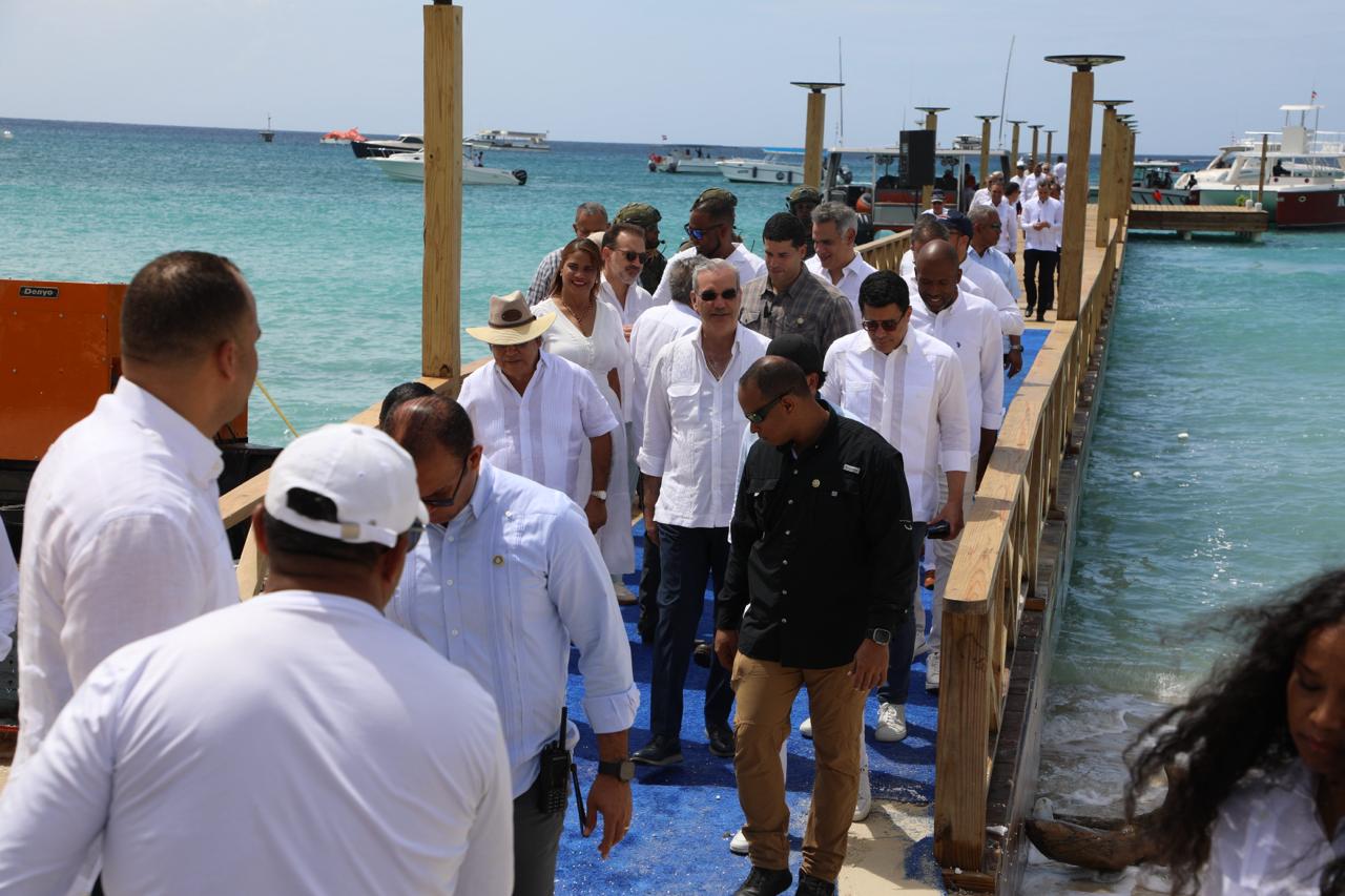 Abinader deja iniciados trabajos del Club de Playa e inaugura Muelle Turístico del Atelón en Isla Catalina