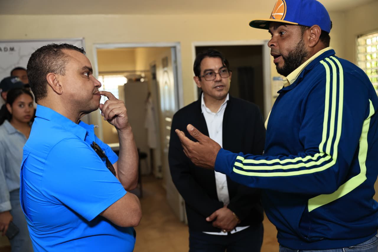 Julio Landrón supervisa labores en Centro de Atención Primaria La Yagua afectado por inundaciones en Gaspar Hernández