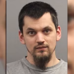 Asesina a un vecino, secuestró a su pareja embarazada e incendió la casa