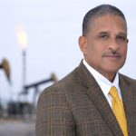 Experto en hidrocarburos asegura Gobierno debe bajar precio de gasolina