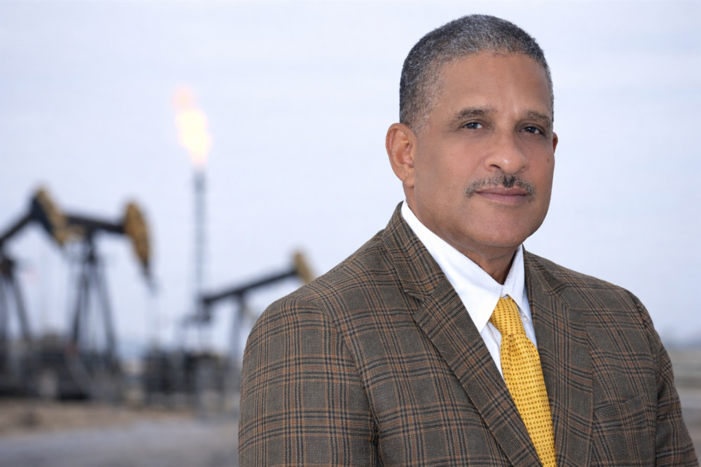 Experto en hidrocarburos asegura Gobierno debe bajar precio de gasolina