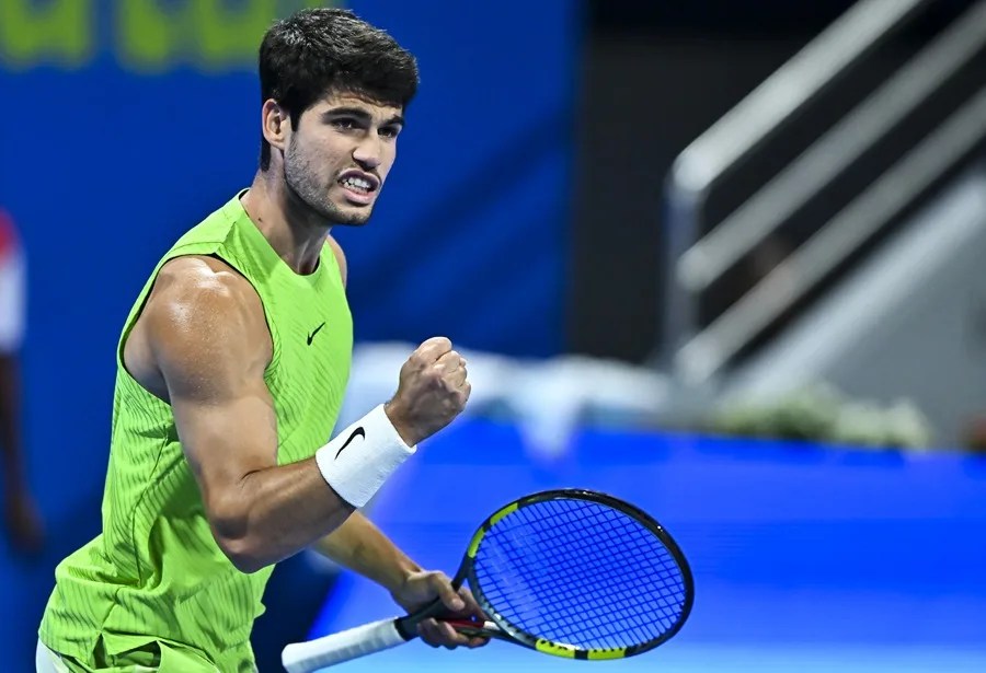 Alcaraz supera a Rublev y mantiene su paso perfecto hacia la final en Doha