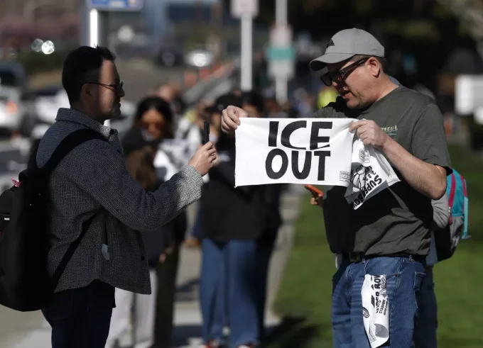 Grupo activista reparte toallas anti-ICE afuera del estadio del Super Bowl