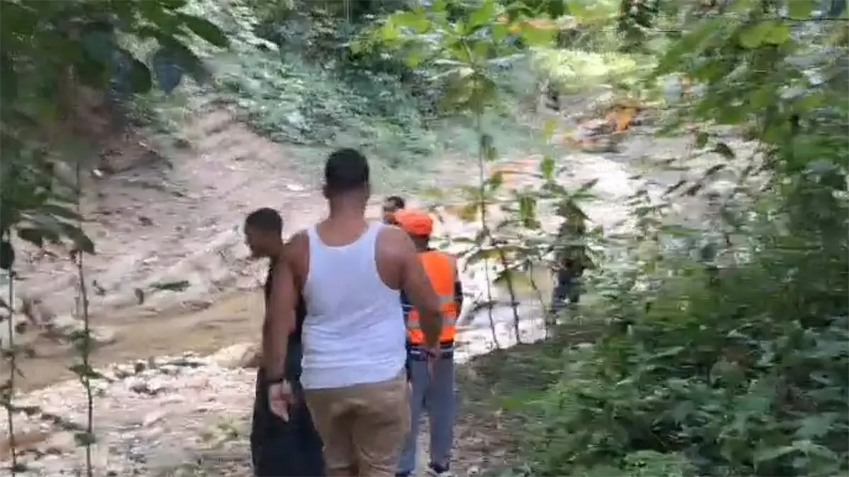 Autoridades buscan a mujer y niño que habrían caído en un hoyo en Moca