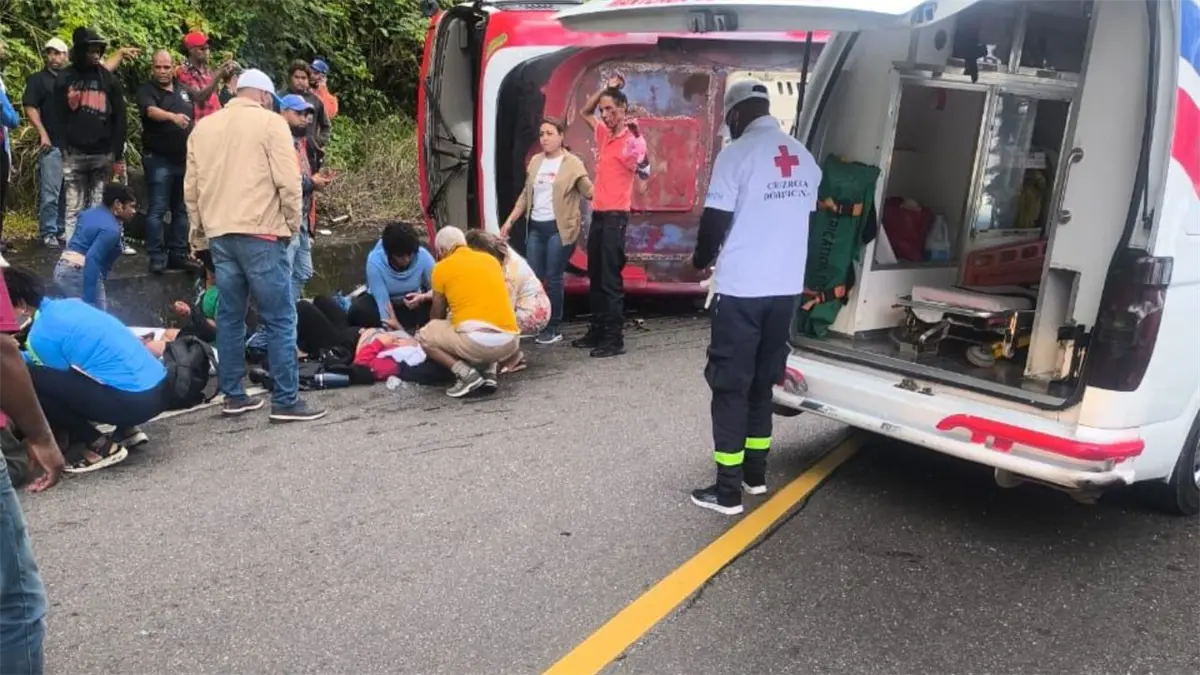 Al menos 14 heridos tras accidente de autobús en la carretera Casabito-Constanza