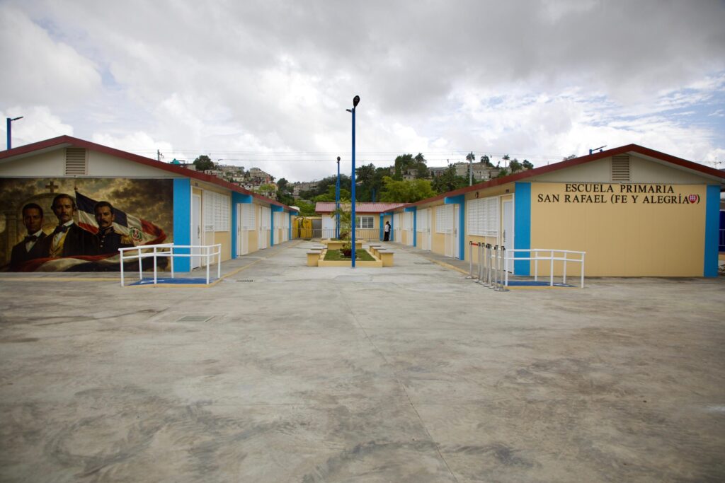 Abinader inaugura escuela primaria con capacidad para más de 800 estudiantes en Los Guandules - Noticias de hoy en República Dominicana | De Último Minuto
