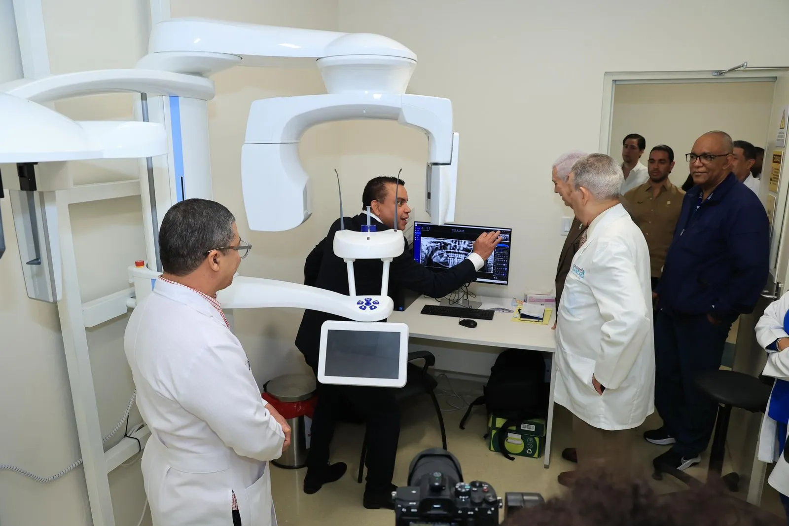 SNS fortalece atención de salud bucal con entrega de tomógrafos dentales en ocho hospitales