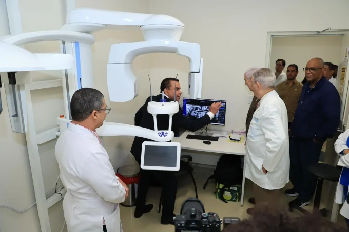 SNS fortalece atención de salud bucal con entrega de tomógrafos dentales en ocho hospitales