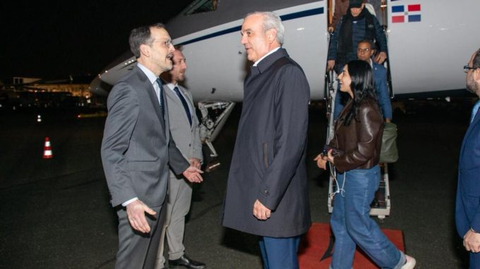 Abinader llega a París donde se reunirá con su homólogo Emmanuel Macron y participará en Foro Global Anticorrupción e Integridad