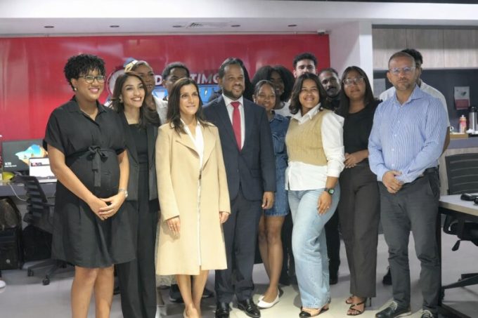 Embajadora Leah Campos visita redacción de De Último Minuto