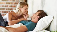 ¿Por qué los hombres tienen más deseo sexual en la mañana y cómo aprovecharlo?