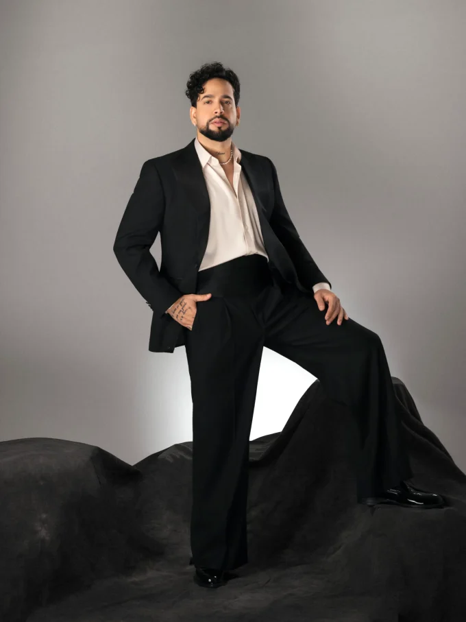 Así brilló Lemar en Premios Soberano 2026 honrando sus raíces con traje contemporáneo de Wilson Alcequiez