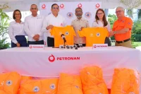 Defensa Civil recibe 3,000 t-shirts de Petronan para operativo Semana Santa 2026